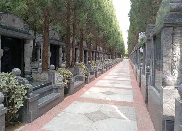 在西安漢皇樹葬墓園選擇壁葬服務(wù)時(shí),家屬應(yīng)考慮哪些因素來確保為逝者提供一個(gè)體面的安息之地?