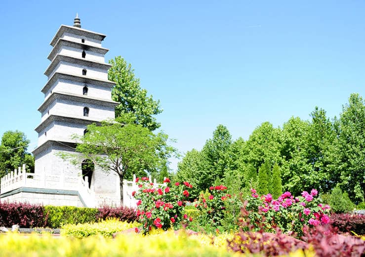 西安鳳棲山人文紀(jì)念園室內(nèi)安葬服務(wù),西安市骨灰格位價格5800元環(huán)境優(yōu)勢