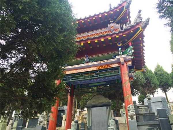 在選擇壽陽山墓園的墓地時，家庭應該考慮哪些因素？