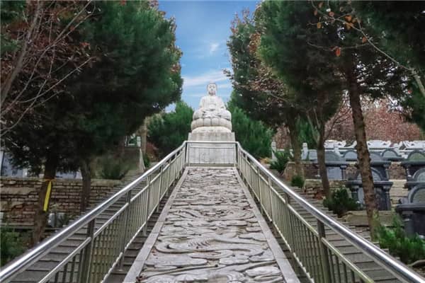 西安壽陽(yáng)山墓園位于白鹿原畔鯨魚溝中段