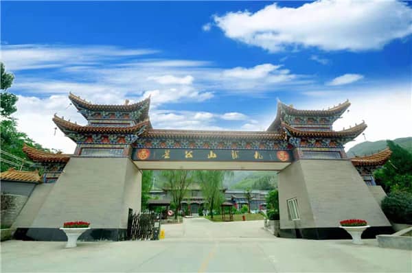西安九龍山公墓的交通條件如何，是否方便家屬前往？