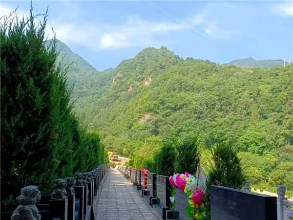 西安九龍山墓園在選址上有哪些考慮？這樣的選址對墓園有何影響？