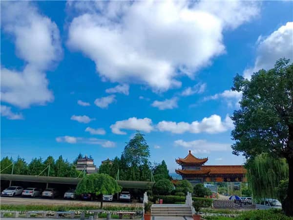 西安九龍山公墓在地理位置上有哪些獨特之處？