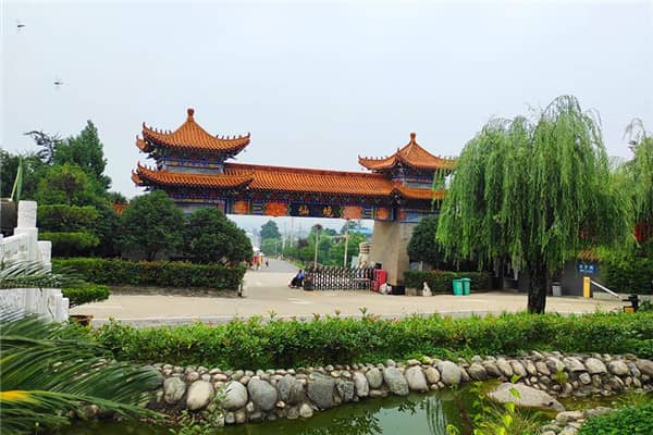 西安九龍山墓園的地理位置有何優越性？這對墓園的環境有何影響？