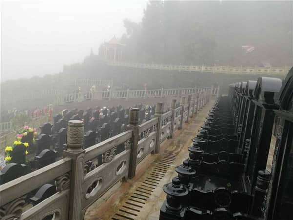 在西安九龍山公墓選擇墓區和碑型時,家屬應該考慮哪些因素?