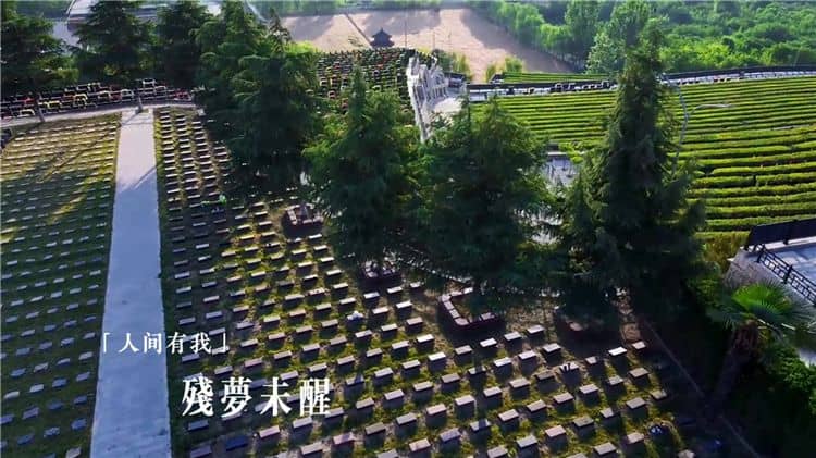在西安霸陵墓園新區(qū)的功勛園，游客可以體驗到哪些獨特的紀念活動或儀式？