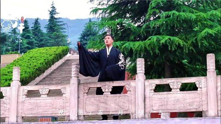 西安霸陵墓園新區(qū)有哪些人文景觀和主題園區(qū)，它們分別有什么寓意或特色？