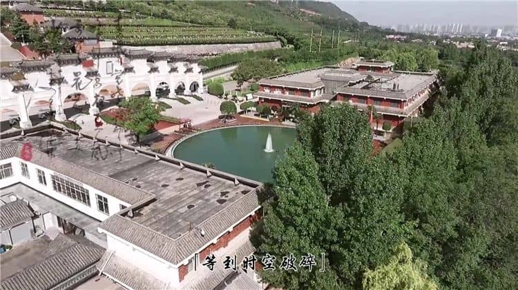 西安霸陵墓園新區的交通便利性如何體現，是否有多種交通方式可供選擇？