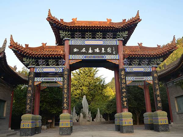 西安高橋墓園提供的免費(fèi)派車接送服務(wù)有哪些具體安排，家屬需要提前預(yù)約嗎？