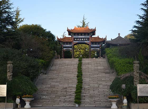 清明節期間，前往西安高橋墓園祭掃需要注意哪些事項？