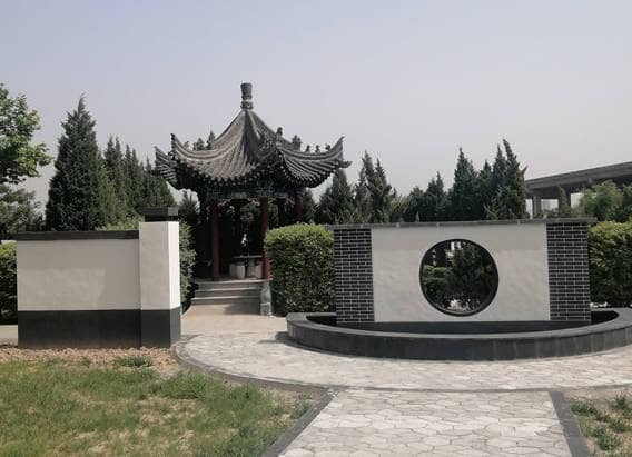 西安臥龍山墓園位于哪個新區,并且它與西安市行政中心的距離是多少?