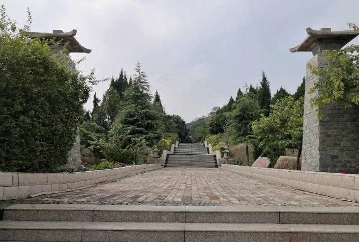 西安臥龍山福園墓型規(guī)格多樣化滿足不同需求,涇河新城臥龍山福園個性化墓葬設(shè)計(jì)與價(jià)位分析