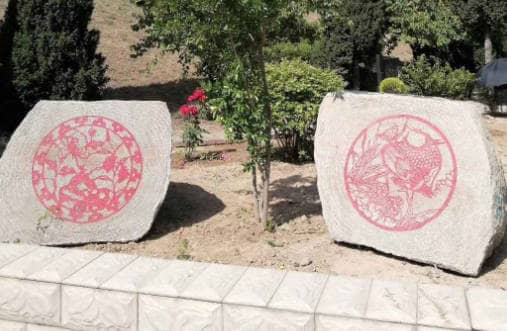 西安臥龍山墓園如何體現其作為人文紀念園的特色?